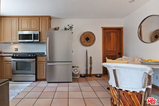 2702 11th Street, Santa Monica CA: https://media.crmls.org/mediaz/43f5c3e8-1282-4f01-8aed-7c39689608a1.jpg