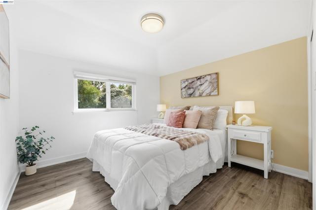 11593 Ladera Ct, Dublin CA: https://media.crmls.org/mediaz/43f64dd3-1303-4584-96ca-94fa9e26736b.jpg