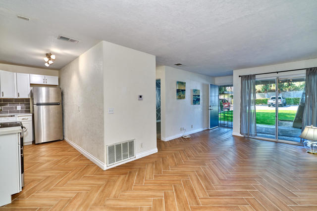 2875 N Los Felices Road, Palm Springs CA: https://media.crmls.org/mediaz/43f93284-50f3-44de-8586-7711f1684b8b.jpg