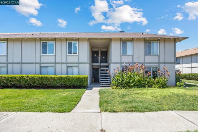 825 Oak Grove Rd, Concord CA: https://media.crmls.org/mediaz/43f99781-f2d8-4fb5-9639-c77df5744ff4.jpg