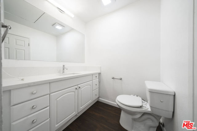 7631 Reseda Boulevard, Reseda CA: https://media.crmls.org/mediaz/43fa9482-50d5-4d07-bc6f-8dc52ced37cc.jpg