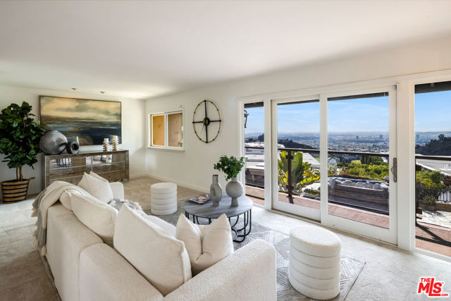 8004 Oceanus Drive, Los Angeles CA: https://media.crmls.org/mediaz/43faaee9-1096-4756-81dd-77bcaeb46edd.jpg