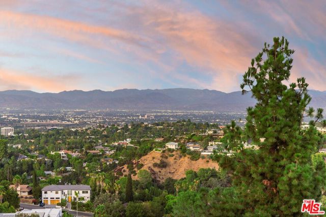 16894 Encino Hills Drive, Encino CA: https://media.crmls.org/mediaz/43fc0c40-6a00-4fb9-8acb-48ef7a175152.jpg