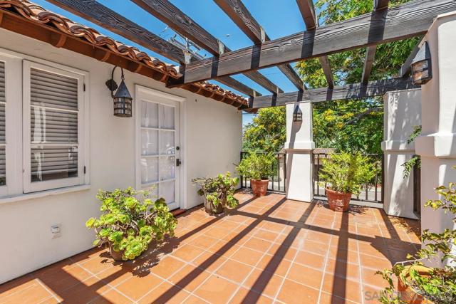 7728 Ludington Pl, La Jolla CA: https://media.crmls.org/mediaz/43fc7193-a24c-4f35-ae5b-bef534eaf6c7.jpg
