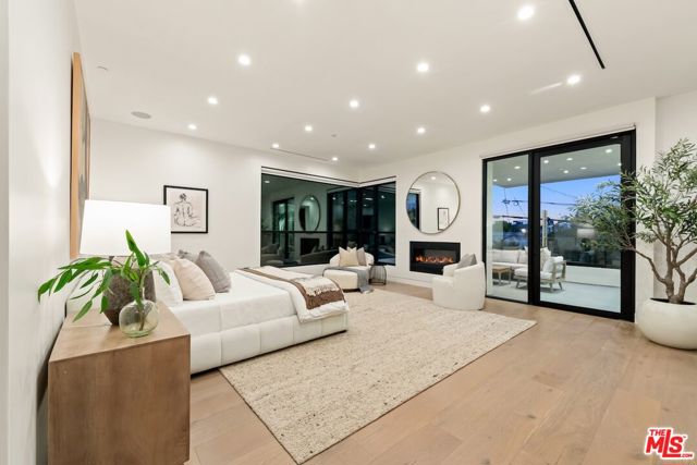 818 N Curson Avenue, Los Angeles CA: https://media.crmls.org/mediaz/43fd2933-176c-40a7-9f3a-7895d3d85cd2.jpg