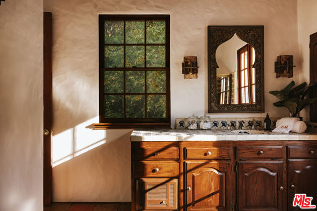 2942 Passmore Drive, Los Angeles CA: https://media.crmls.org/mediaz/43fdc15b-c157-4007-9f38-3d6ffd147a7c.jpg