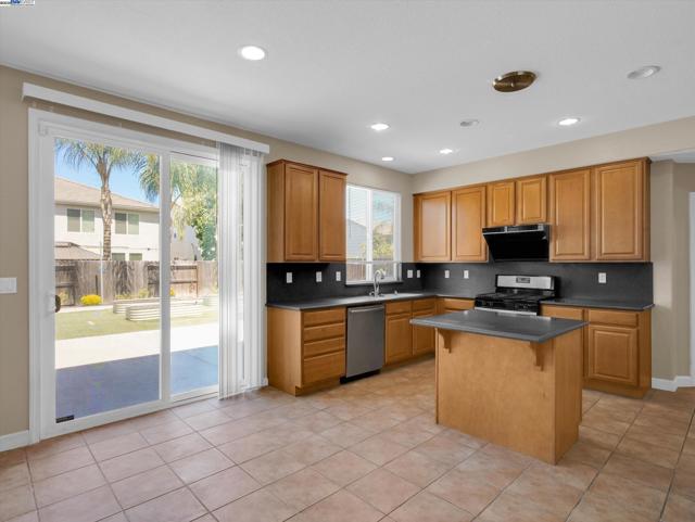 1413 Angus St, Patterson CA: https://media.crmls.org/mediaz/43feec38-0bd1-46c1-8716-cf5f3aa8ac06.jpg