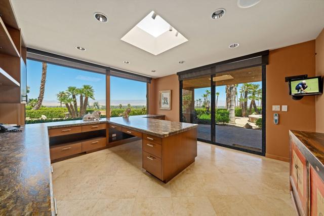 70150 Thunderbird Road, Rancho Mirage CA: https://media.crmls.org/mediaz/4400105a-0785-4f0a-96c8-bc5fbee9f5f0.jpg