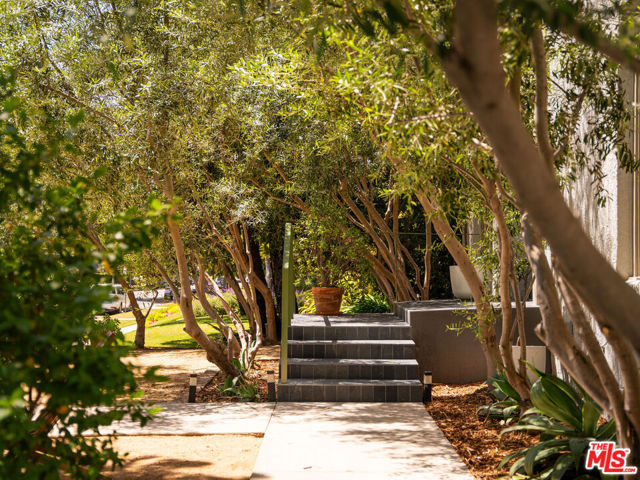 131 S Arden Boulevard, Los Angeles CA: https://media.crmls.org/mediaz/4400232f-8778-43bf-89bb-f5add8ab1492.jpg