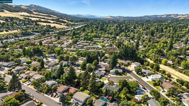 31 Junewood Ct, Danville CA: https://media.crmls.org/mediaz/44002963-c98a-40fe-8357-c8f61426e7d0.jpg