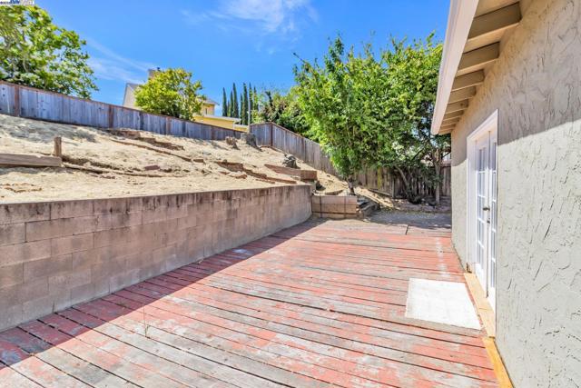 1290 Canterbury, Hercules CA: https://media.crmls.org/mediaz/4400c0be-0001-4018-993b-3bcc867992d9.jpg