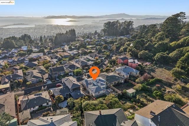 19 Highland Blvd, Kensington CA: https://media.crmls.org/mediaz/4400c936-b8eb-4b53-8574-f6873f3c268d.jpg