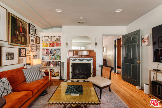 4426 Auckland Avenue, Toluca Lake CA: https://media.crmls.org/mediaz/4400f44b-ff4e-4295-ad3d-7411132b079b.jpg