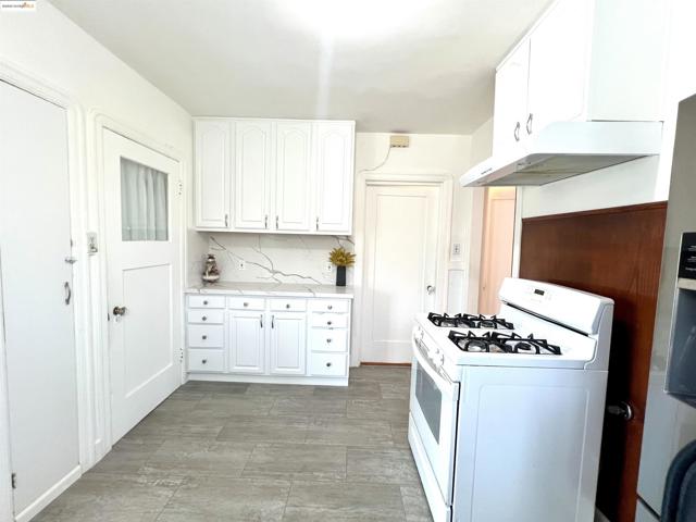 2526 64th Ave, Oakland CA: https://media.crmls.org/mediaz/4400f872-3ec4-4a6a-9467-e094522e8003.jpg