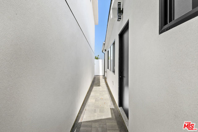 10943 Christine Way, Tujunga CA: https://media.crmls.org/mediaz/4401793f-aad0-4922-bae3-6f4d37f70855.jpg