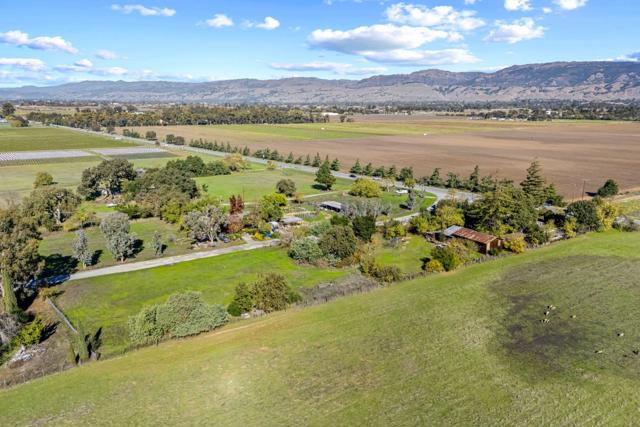 10395 Santa Teresa Boulevard, Gilroy CA: https://media.crmls.org/mediaz/4401a35b-a019-4067-90fa-13bd0982cdeb.jpg