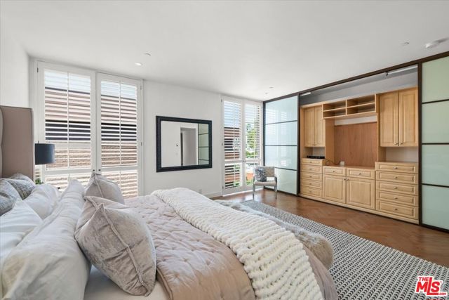 300 N Swall Drive, Beverly Hills CA: https://media.crmls.org/mediaz/44021586-1044-4225-85ae-a8b3dd6eed94.jpg