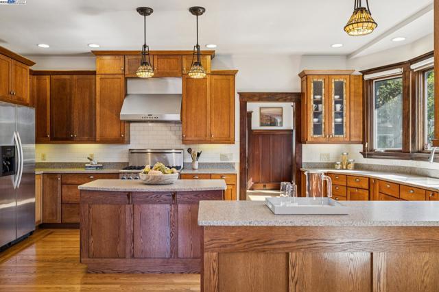 1335 Grove St, Alameda CA: https://media.crmls.org/mediaz/440261b5-86b4-4941-b71d-c90cc499cc99.jpg