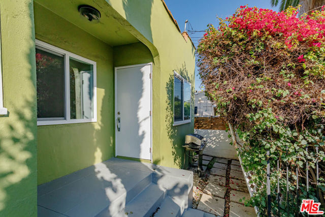 4307 Burns Avenue, Los Angeles CA: https://media.crmls.org/mediaz/440300d8-ce2d-4708-9e71-c2471428a626.jpg
