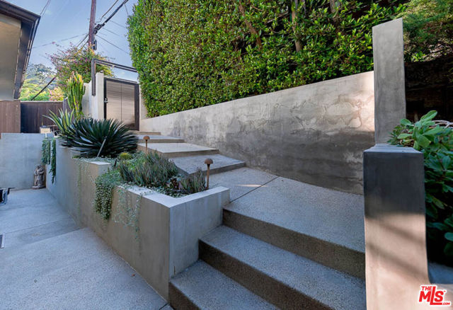 8573 Appian Way, Los Angeles CA: https://media.crmls.org/mediaz/4404cae6-4d21-4b63-911c-2f7de0646365.jpg