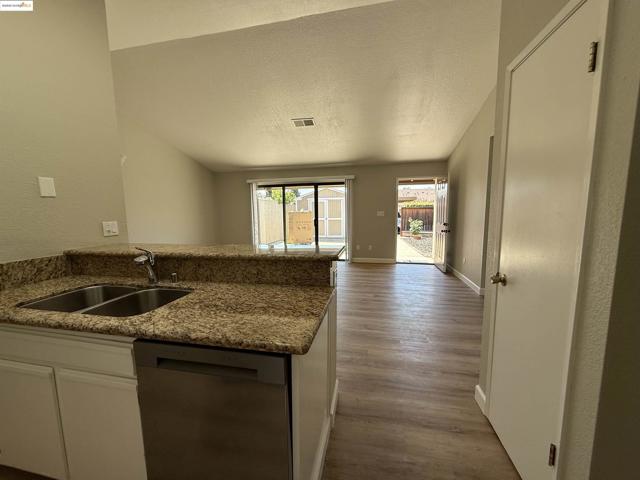 916 VILLA TERRACE, Brentwood CA: https://media.crmls.org/mediaz/44051b6c-7674-46de-b810-457f836739d8.jpg