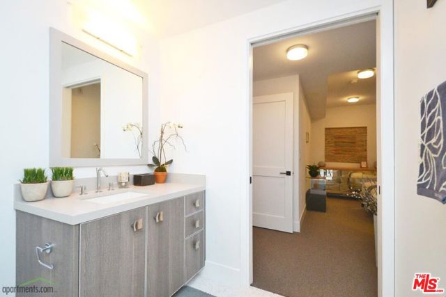 1168 S Barrington Avenue, Los Angeles CA: https://media.crmls.org/mediaz/44052e7c-1f90-415d-818f-ee296f44428e.jpg