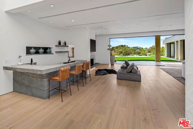 455 Castle Place, Beverly Hills CA: https://media.crmls.org/mediaz/4406e5b2-1d13-4d9d-ad29-221016aaaed4.jpg