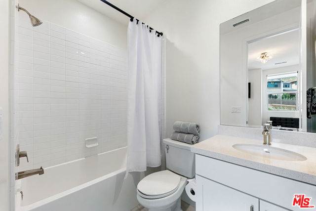 21316 Poema Place, Chatsworth CA: https://media.crmls.org/mediaz/44071b2f-86c9-4885-8f1d-28a7b8bf10f7.jpg