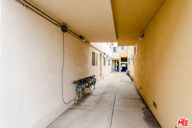 553 N Flores Street, West Hollywood CA: https://media.crmls.org/mediaz/4407236d-b9fd-4752-976d-d4e8fef1ce79.jpg