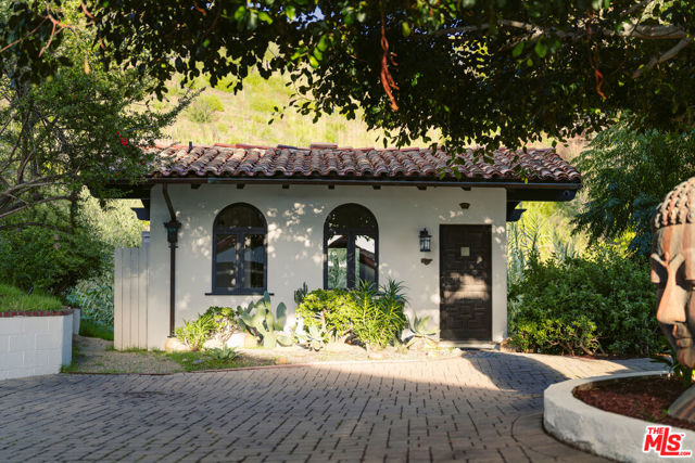 21607 Rambla Vista, Malibu CA: https://media.crmls.org/mediaz/44094d4d-46d8-400e-8054-003455c2f10c.jpg