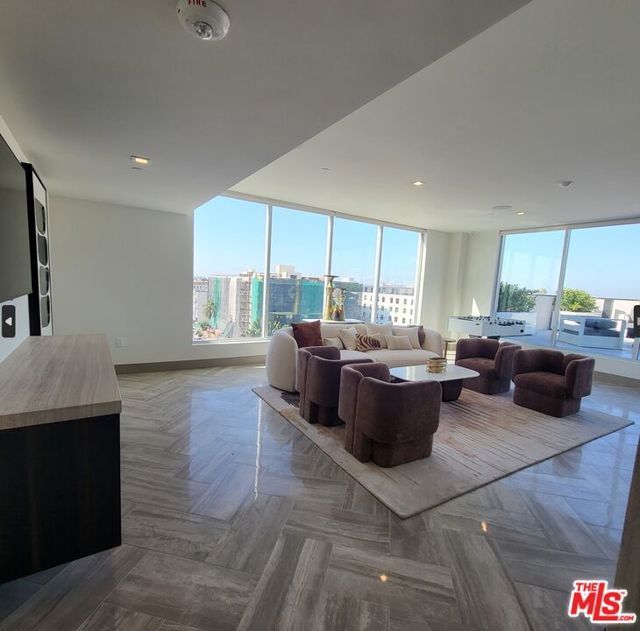 750 S Kingsley Drive, Los Angeles CA: https://media.crmls.org/mediaz/4409a45f-0fff-420b-b2b5-99a0c474a71d.jpg