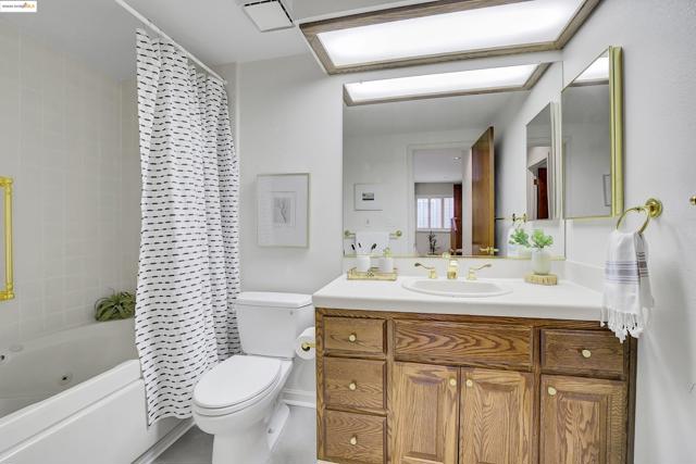 33 Binnacle Hl, Oakland CA: https://media.crmls.org/mediaz/440ab818-02dc-42a9-80d8-6de724f8d457.jpg