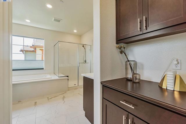 2002 Davoli Ct, San Ramon CA: https://media.crmls.org/mediaz/440dd110-4838-4f9d-a8be-6c0ffb022cee.jpg