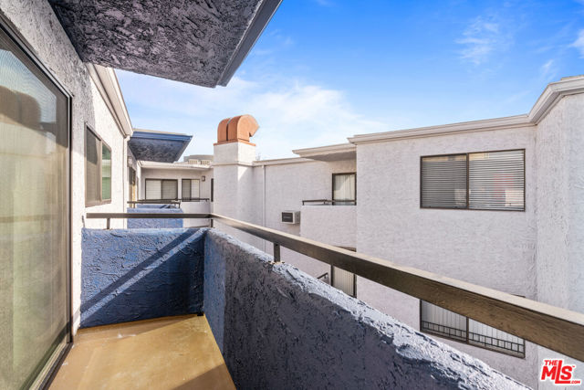 10982 ROEBLING Avenue, Los Angeles CA: https://media.crmls.org/mediaz/440e3f2d-c2c9-4a4b-810b-f4f10683a4e7.jpg