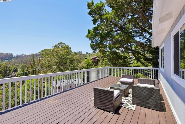 1218 Lattie Ln, Mill Valley CA: https://media.crmls.org/mediaz/440e533c-8e8a-430c-a48f-d8497f68ba50.jpg