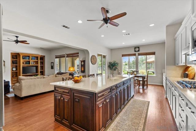 3180 Ridgeline Place, Escondido CA: https://media.crmls.org/mediaz/440e6bd4-8ecd-4091-9649-0311996ec776.jpg