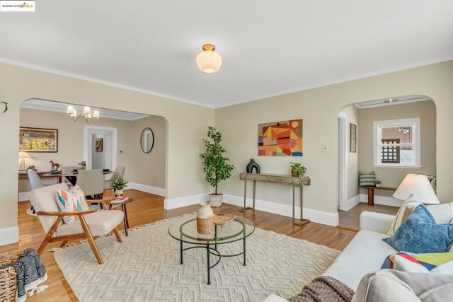 3671 38th Ave, Oakland CA: https://media.crmls.org/mediaz/440eeecd-13f0-4e5d-9538-3cf98d068226.jpg