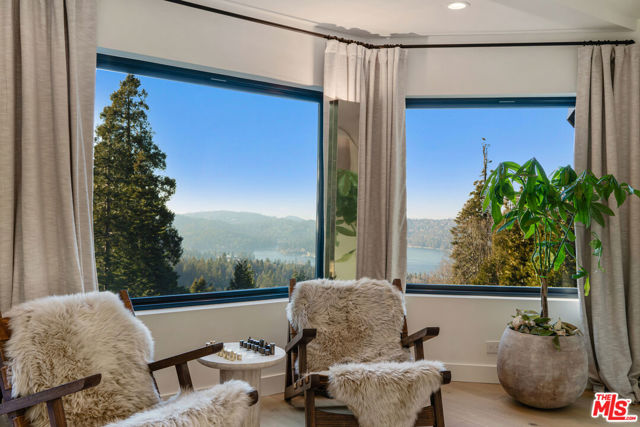 654 S Cumberland Drive, Lake Arrowhead CA: https://media.crmls.org/mediaz/440f86b7-9459-4439-bf74-6bbac5e9b056.jpg
