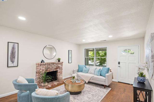 2948 Glenside Dr, Concord CA: https://media.crmls.org/mediaz/440f871d-f197-49e7-87cf-0e431d1aba12.jpg