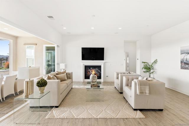 1417 Apex Place, Escondido CA: https://media.crmls.org/mediaz/440fee17-6be2-4168-beca-4efeaa86bfd5.jpg