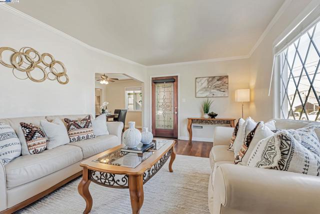 10500 Byron Ave, Oakland CA: https://media.crmls.org/mediaz/44108d58-4e60-4923-8f30-8e2bd4480843.jpg