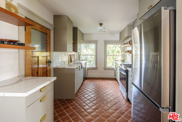 116 Roselawn Place, Los Angeles CA: https://media.crmls.org/mediaz/4410d412-9610-40ca-9cbc-a6683648747c.jpg