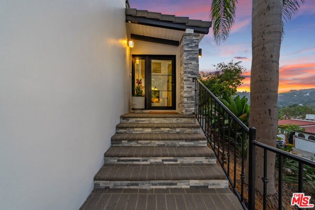 3236 Primera Avenue, Los Angeles CA: https://media.crmls.org/mediaz/44112d50-14f1-435b-9af7-279d1de44089.jpg
