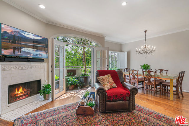 120 N Swall Drive, Los Angeles CA: https://media.crmls.org/mediaz/44121dcc-eccc-43fc-92ec-265e20acef54.jpg