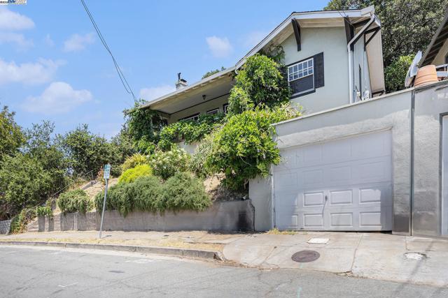 925 GRANDVIEW AVE, Martinez CA: https://media.crmls.org/mediaz/44139351-5ee8-4aa3-b530-d8b46a4ccf16.jpg