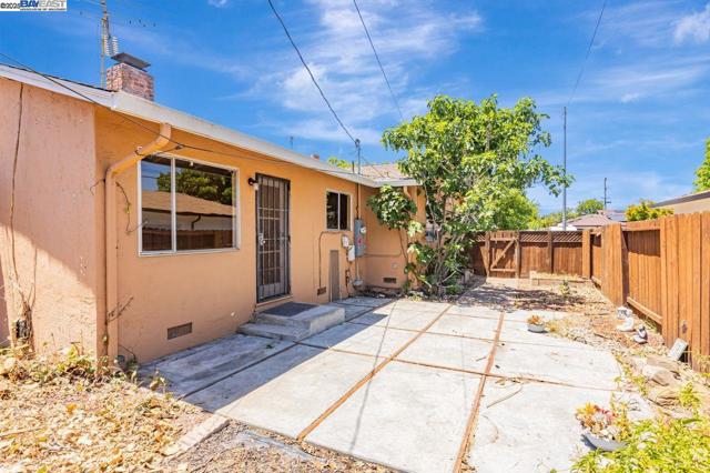 40122 Besco Dr, Fremont CA: https://media.crmls.org/mediaz/441400c4-3813-4094-abc8-da198e53b915.jpg