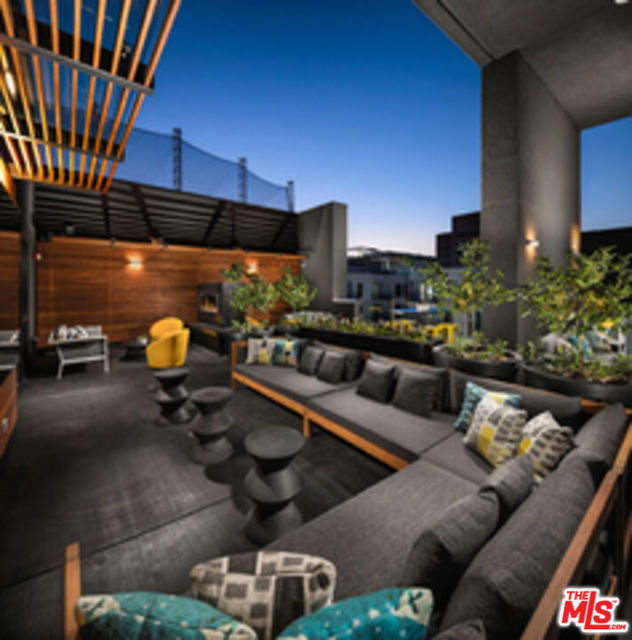 687 S Hobart Boulevard, Los Angeles CA: https://media.crmls.org/mediaz/44142ec2-d83e-457f-878c-837845deeaaf.jpg