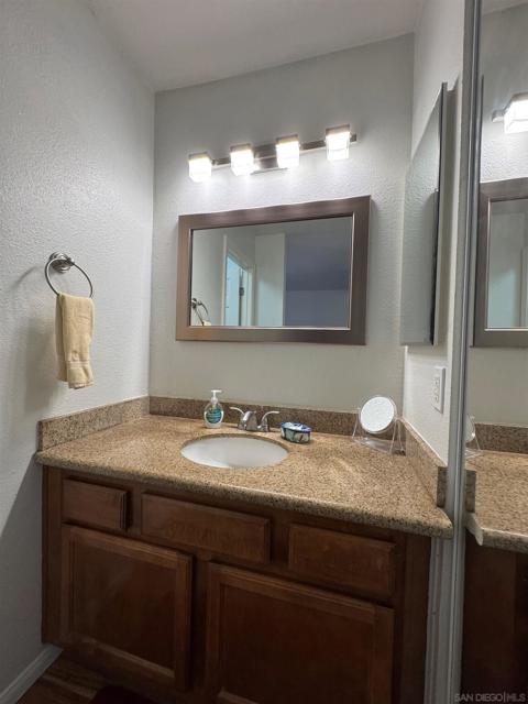 432 Edgehill Ln, Oceanside CA: https://media.crmls.org/mediaz/4414b62f-e62c-4807-b187-51fbc45410e8.jpg
