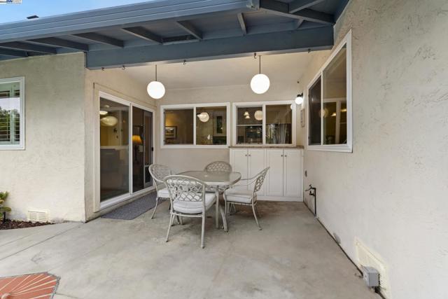 5145 Springdale Ave, Pleasanton CA: https://media.crmls.org/mediaz/4415080d-885b-4de5-9bb2-a7e21215bcc1.jpg