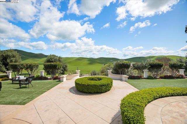 5388 Doolan Rd, Livermore CA: https://media.crmls.org/mediaz/44153002-6414-487d-b1cb-415035b9a272.jpg